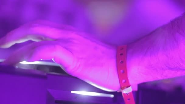 Extreme close-up van mannelijke deejay hand record krassen op het dek — Stockvideo