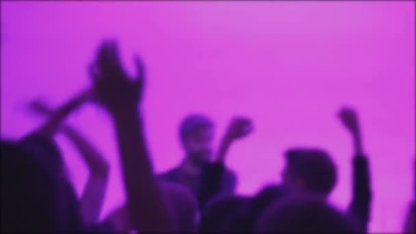Silhuetas de pessoas dançando, acenando as mãos, DJ tocando música — Vídeo de Stock