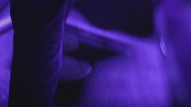 年轻人在酒吧里玩，在夜总会里跳舞，放光 — 图库视频影像