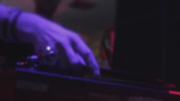 Мужчина ди-джей ставит виниловую пластинку на проигрыватель, выступление в ночном клубе — стоковое видео