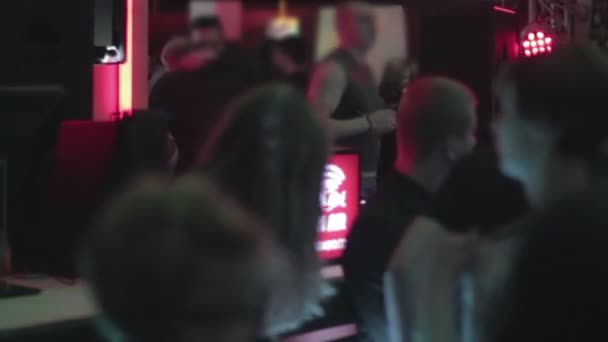 Jongeren chatten, plezier hebben, dansen op nachtclubfeest — Stockvideo