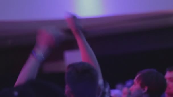 Young men waving hands, moving to music on dancefloor, clubbing — Stock Video
