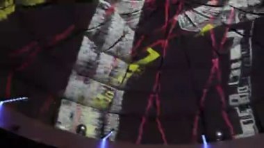 Gece kulübü tavanda, parti insanlar yaratıcı ışık efektleri