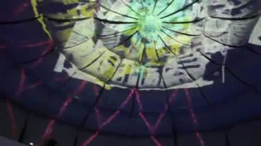 Yaratıcı soyut ışık efektleri, mutlu insanlar kulüpte dans