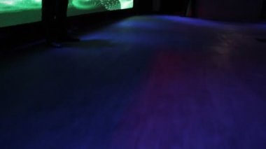 Birçok genç erkekler kulübünde dans, disko, müzik keyfi kadınlar