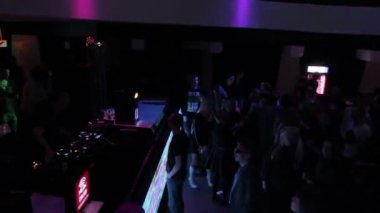 Deejay, güvenlik görevlisi gece kulübünde dans insanlar çalışma