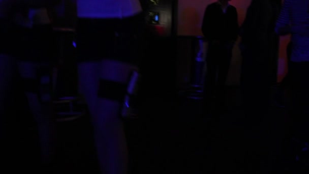 Sexy Mädchen arbeiten im Nachtclub für Verkaufsförderung, von oben gesehen — Stockvideo