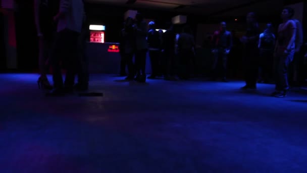 Muitos homens jovens, mulheres dançando, saindo na boate legal — Vídeo de Stock