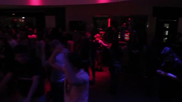 Tłum młodych ludzi wylegiwanie się na bar, fajne nocny klub relaks — Wideo stockowe