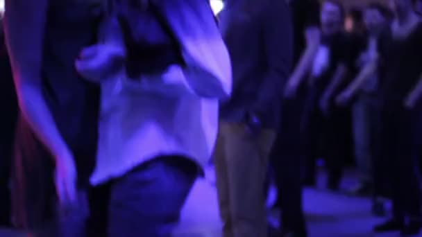 女同性恋者拥抱、 漂亮的女孩在一家夜总会的音乐跳舞 — 图库视频影像