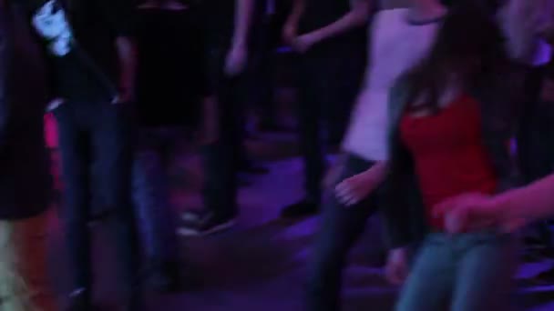 Clube noturno, bar de dança pública, conversando, desfrutando de boa atmosfera — Vídeo de Stock