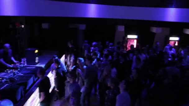 Gelukkige jonge mensen plezier, bewegende naar muziek op de dansvloer — Stockvideo