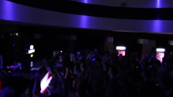 Beaucoup de gens excités dansent, sautant dans l'euphorie au concert — Video