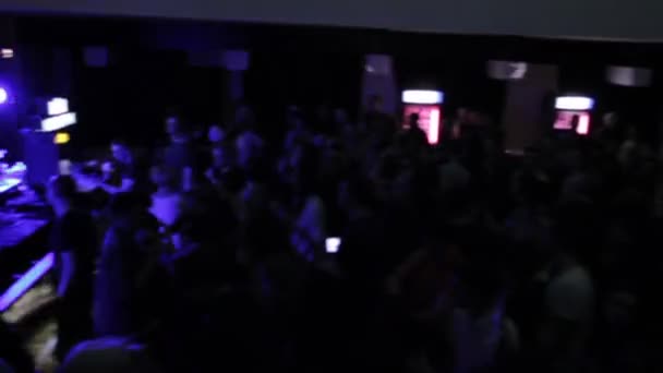 DJ ambientado en discoteca, público disfrutando de música, baile, discotecas — Vídeo de stock