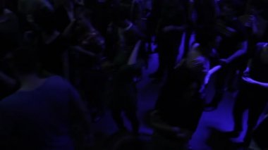 Eğleniyor, iletişim kulübü zevk genç insan kalabalığı