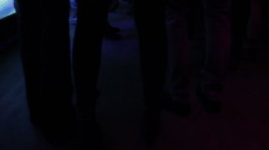 Dans, barda takılmak, alkollü kokteyller içmeye çocuklar