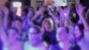 Serin bir atmosfer, insanlar ellerini Club müzik keyfi atlama