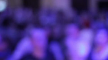 Bulanık kalabalık konser zevk pistinde, hareketli insan