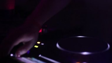 Erkek Dj eller tweaking, vinil kayıtlar tırmalamak, müzik çalma