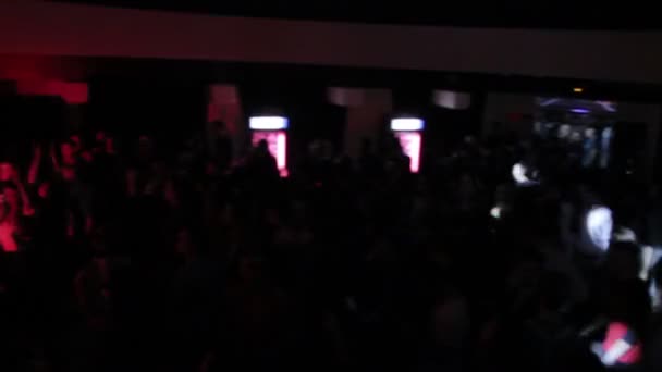 Les gens dansent activement, applaudissant DJ jouer de la musique au club — Video