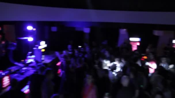 DJ tocando música eletrônica, caras, meninas sair na pista de dança — Vídeo de Stock