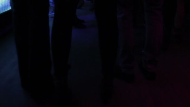 Chicos bailando, pasando el rato en el pub, bebiendo cócteles alcohólicos — Vídeos de Stock