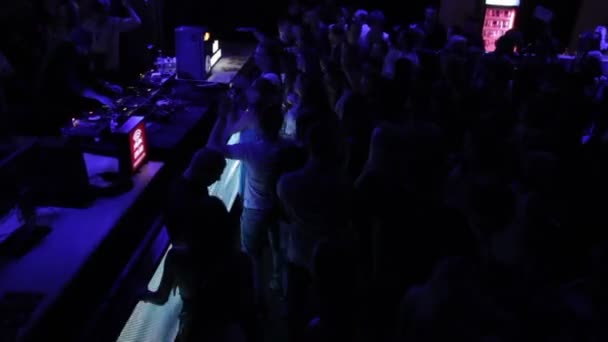 DJ tocando música, homens e mulheres dançando, desfrutando de performance — Vídeo de Stock