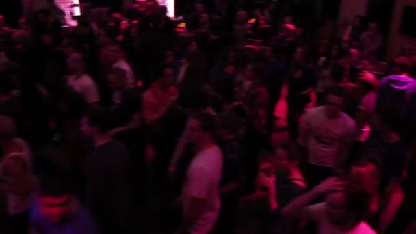 Deejay tocando música, gente bailando, moviéndose en la pista de baile — Vídeos de Stock