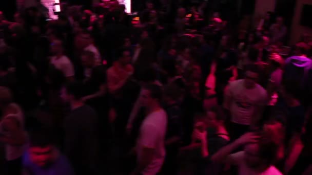 Deejay che suona, la gente che balla, che si muove sulla pista da ballo — Video Stock