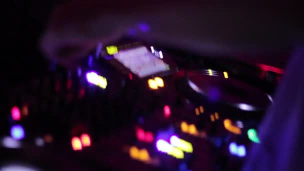 Primer plano de manos de DJ masculino pulsando botones, controles de ajuste — Vídeo de stock