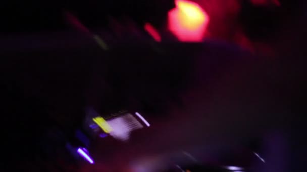 Мужской диск жокей руки играет музыку на профессиональной звуковой палубе — стоковое видео