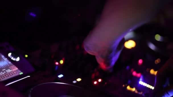 Professional sound equipment, DJ hands tweaking turntable, club — Stock Video