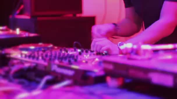 Mujeres DJ manos controles de ajuste en giradiscos profesionales — Vídeos de Stock