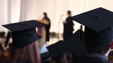Üniversitesi yüksek lisans alan yüksek lisans diploması. Önlük, kapaklar içinde genç çocuklar