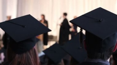 Siyah akademik kapaklar, önlük genç insanlar. Başarılı kariyer için gelecekte umut