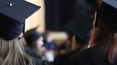 Kız öğrencilerin akademik kapaklar mezuniyet töreninde ders dinlerken