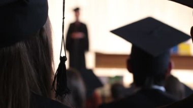 Üniversite profesörü, müdür konuşma teslim öğrenciler için ders okuma