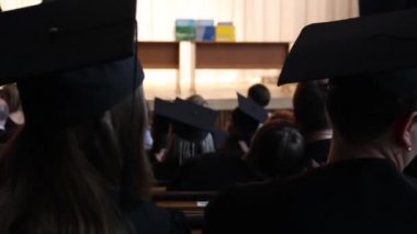 Birçok kişi akademik Giydir applauding mezuniyet töreni, tebrikler