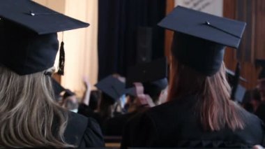 Üniversite öğrencileri kıdemli Profesör emeklilik tebrik etmek için alkış