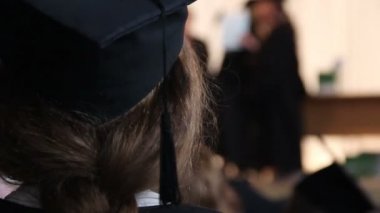 Genç kadın, mezun öğrencilerin diploma, başarılı kariyer alma POV
