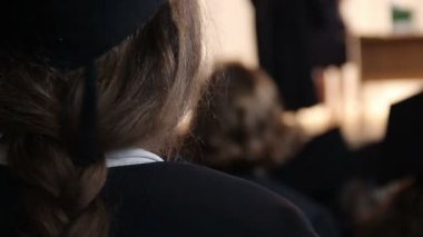 Kız öğrencinin Yükseköğretim seminerde konuşan Profesör için alkış