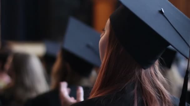 Mujer joven en vestido académico y aplausos gorra, esperanzas de éxito futuro — Vídeos de Stock