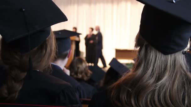 Director de la universidad presentando estudiantes graduados con certificados, apretón de manos — Vídeos de Stock