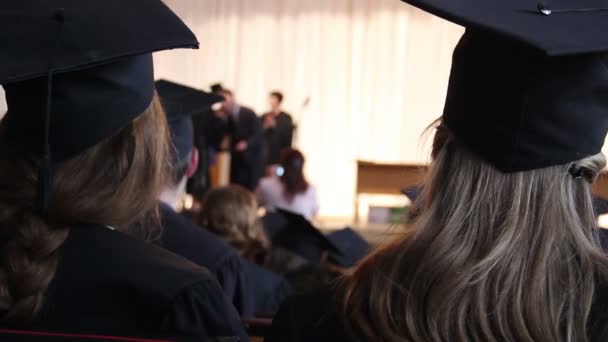 Estudiante que recibe certificado de educación superior de decano, ceremonia de graduación — Vídeo de stock