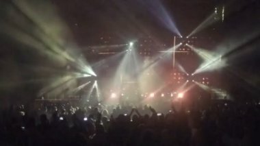 Popüler rock grubu konser. Sahne Alanı'nda profesyonel ışık ekipmanları. Siluetleri