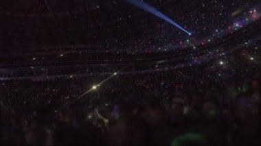 Arena'da binlerce kişi müzik show zevk ile şaşırtıcı ışık efektleri