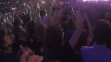 Beraberlik konser atmosferi tadını insan. Alkış için popüler bir şarkıcı