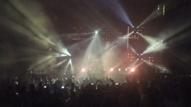 Konzert der populären Rockband. professionelle Lichttechnik auf der Bühne. Silhouetten — Stockvideo