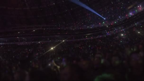 Удивительные световые эффекты на арене с тысячами людей, наслаждающихся музыкальным шоу — стоковое видео