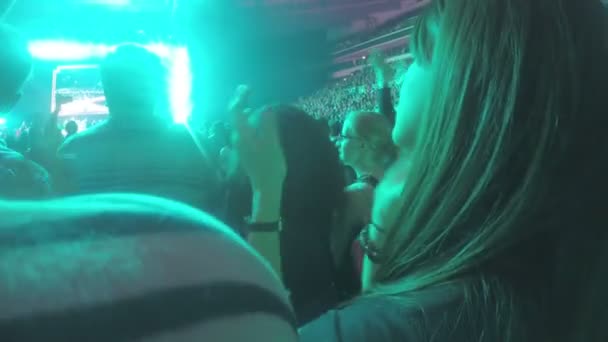 Wanita muda yang bahagia di tengah keramaian para penggemar musik pop bertepuk tangan, menikmati pertunjukan — Stok Video